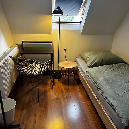 Einfaches Haus Mit Privatzimmern Und Gemeinschaftsraeumen Хейльбронн Экстерьер фото