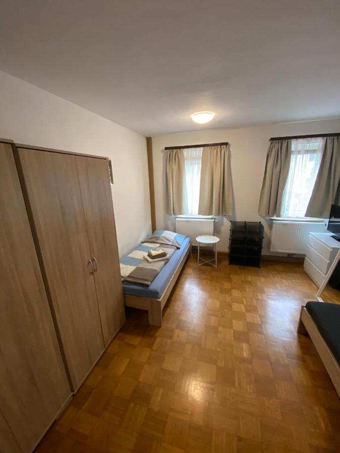 Einfaches Haus Mit Privatzimmern Und Gemeinschaftsraeumen Хейльбронн Экстерьер фото