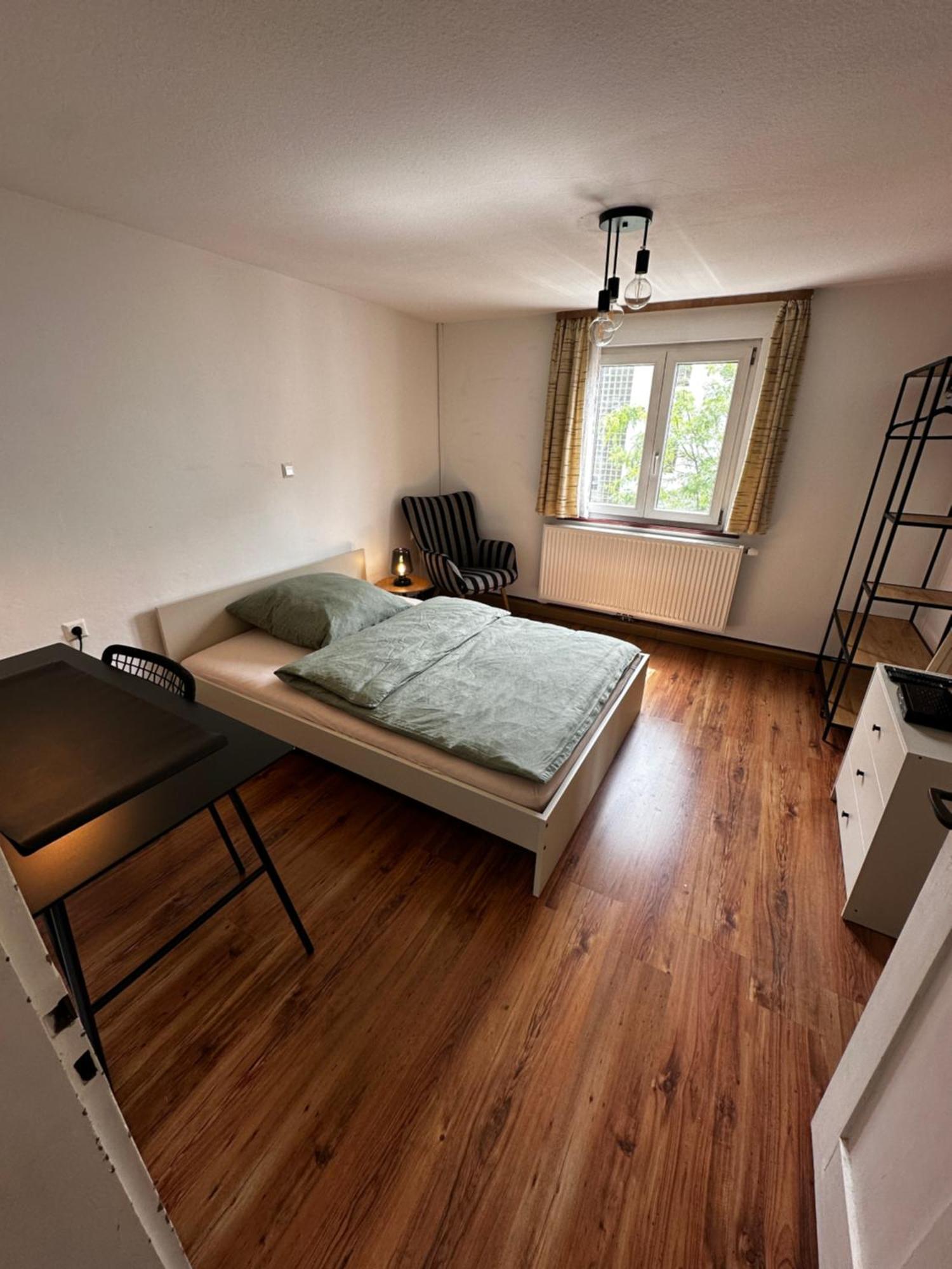 Einfaches Haus Mit Privatzimmern Und Gemeinschaftsraeumen Хейльбронн Экстерьер фото